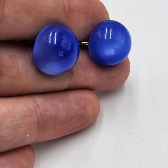 Vintage Blue Round Moonglow Thermoset Button Screw Back Earrings - Picture 3 of 6